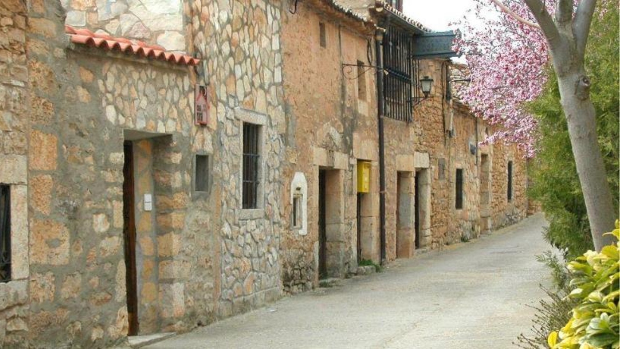 Un sat din Spania le oferă oamenilor casă gratuită și loc de muncă. Condițiile impuse de autorități