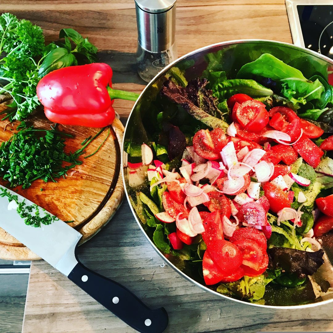 Salata de vară, rețeta care este gata în trei minute. Ingredientul care o transformă într-un preparat sățios