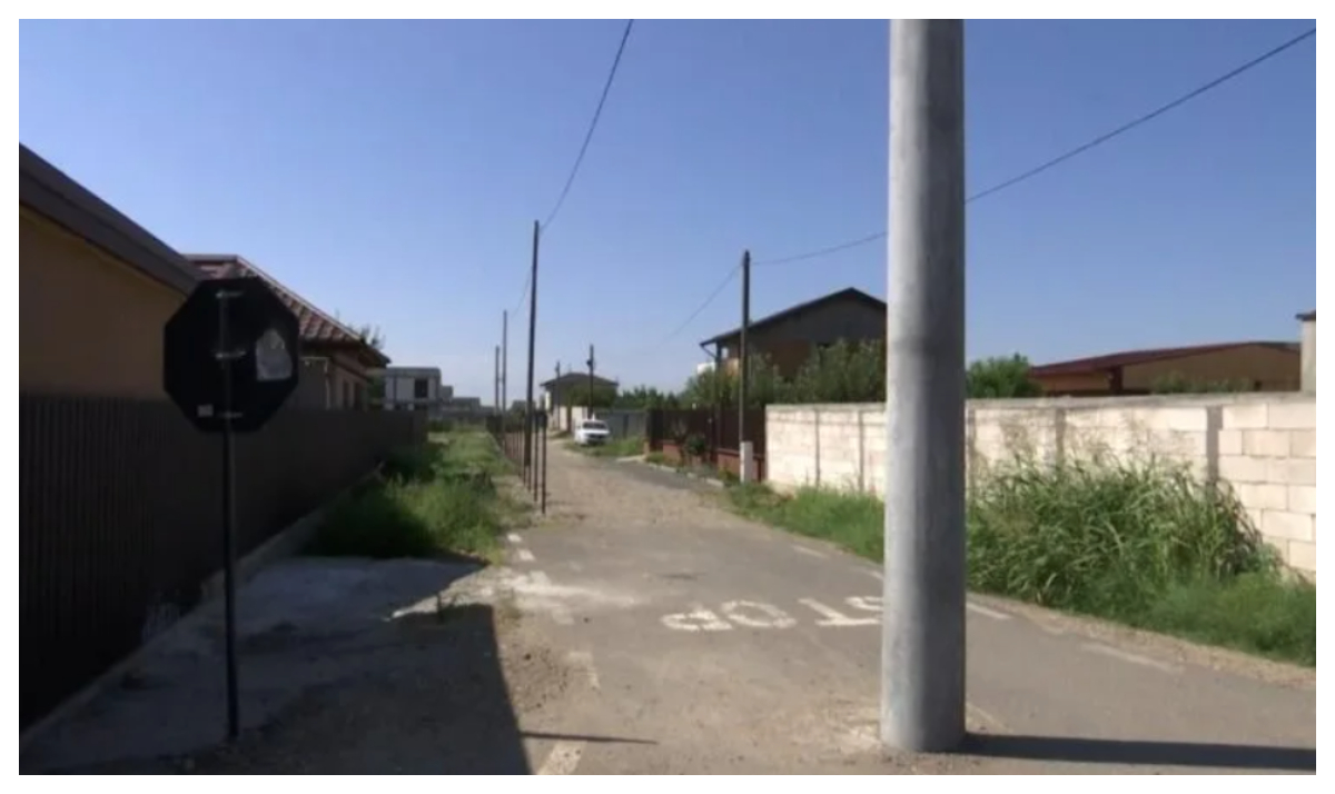Dorel a lovit din nou! Stâlp de electricitate montat în mijlocul străzii, imagini virale de la Galați: ”Am crezut că e AI”