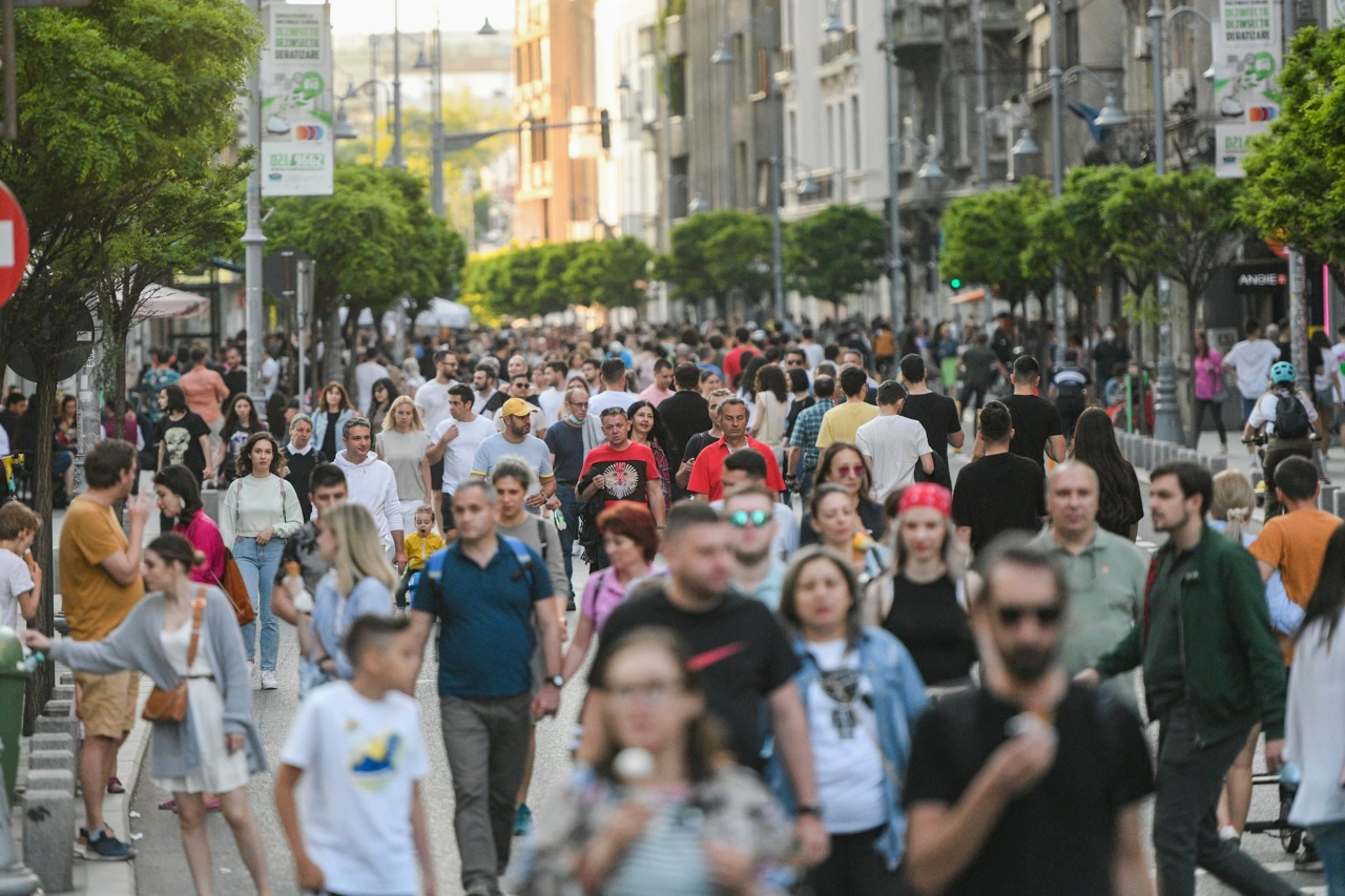 SONDAJ Crește ponderea românilor care cred că țara merge într-o direcție greșită. Medicii și profesorii, categoriile învestite cu cea mai multă încredere
