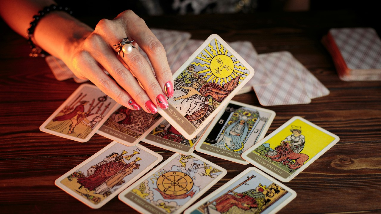 Horoscop tarot pentru începutul lunii august. Schimbări neașteptate și o întâlnire karmică pentru anumite zodii