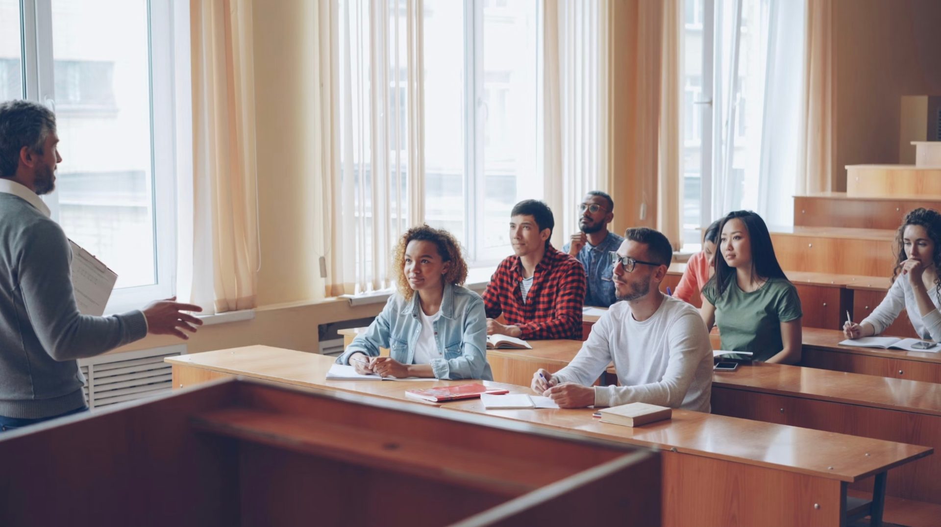 Noua lege a salarizării. Profesorii atrag atenția că un lector universitar are salariul mai mic decât un asistent, ce alte anomalii mai sunt în noul proiect de lege