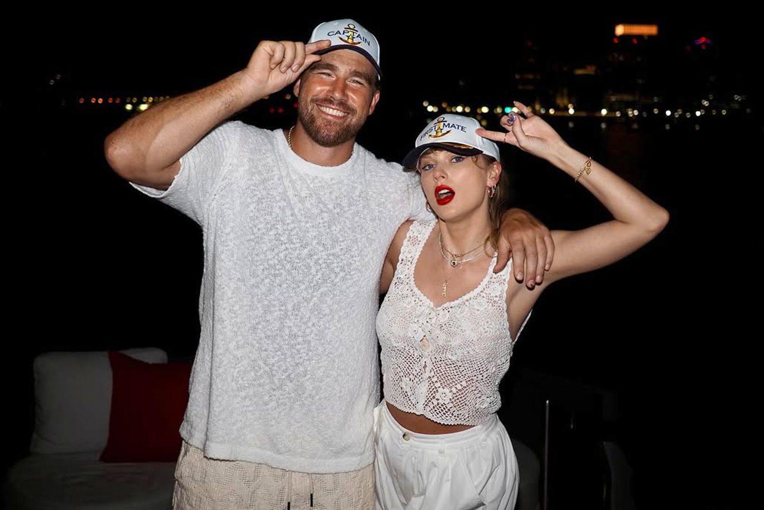 Cine sunt vedetele care s-au făcut de râs la nunta lui Taylor Swift și Travis Kelce. Ed Sheeran și Camila Cabello, desființați de critici după ce au ignorat dressingul code-ul
