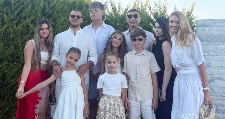 Valentina Pelinel, fotografie de familie alături de Cristi Borcea și opt dintre copiii afaceristului. „Vacanțele trec, amintirile rămân”