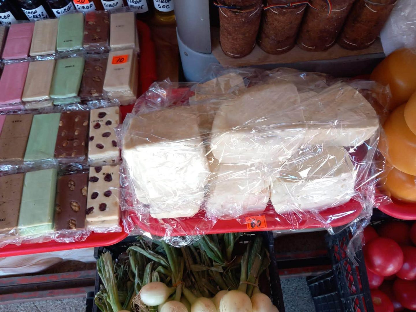 Produse expirate, carne ținută în soare și frigidere murdare, la Bâlea Lac. ANPC a dat amenzi de pespre 300.000 lei