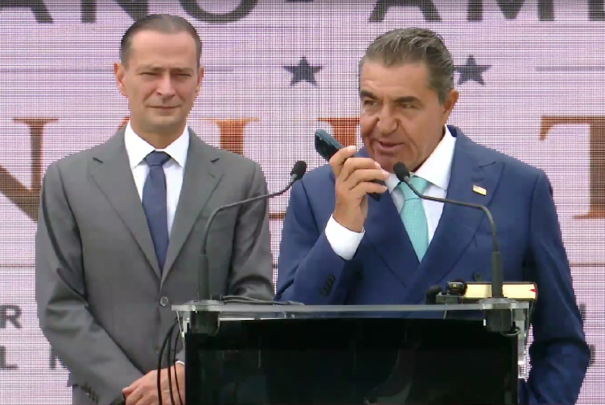 Moment-surpriză la conferința susținută de primarul Sectorului 4, Daniel Băluță, pe șantierul viitorului Parc „Donald Trump”! Paolo Zampolli, trimisul lui Trump la eveniment, l-a sunat în direct pe Nicușor Dan, aflat la Chișinău, și l-a pus pe speaker