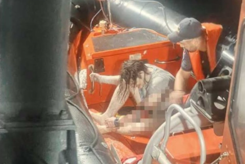 Navă cuprinsă de flăcări în Marea Neagră. Ambarcațiunea s-a scufundat, 12 marinari salvați la limită VIDEO