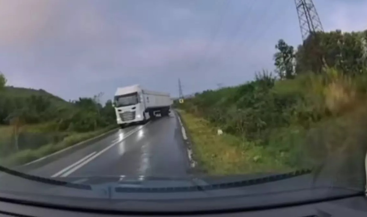 Clipe de groază în Tulcea. Două TIR-uri au pierdut controlul într-o curbă și au intrat pe contrasens. Ce a urmat îți taie respirația VIDEO