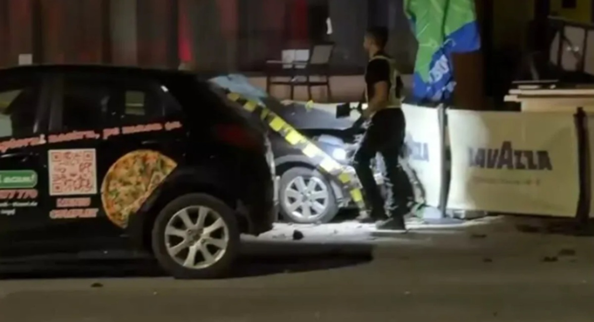 Scene șocante pe străzile din Lugoj. Beat criță și fără permis, un șofer de 27 ani a proiectat o mașină care circula regulamentar pe terasa unui restaurant. Patru oameni au ajuns la spital VIDEO