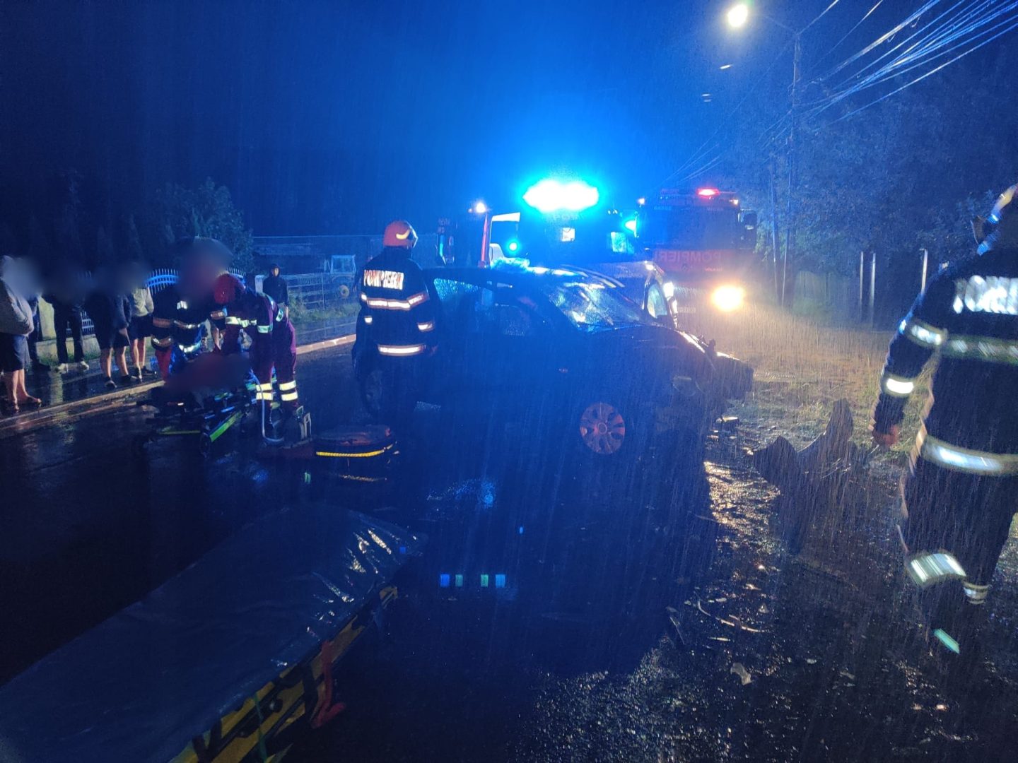 Val de accidente la final de august. Mașină răsturnată în Bragadiru, accident cu multe victime în Suceava