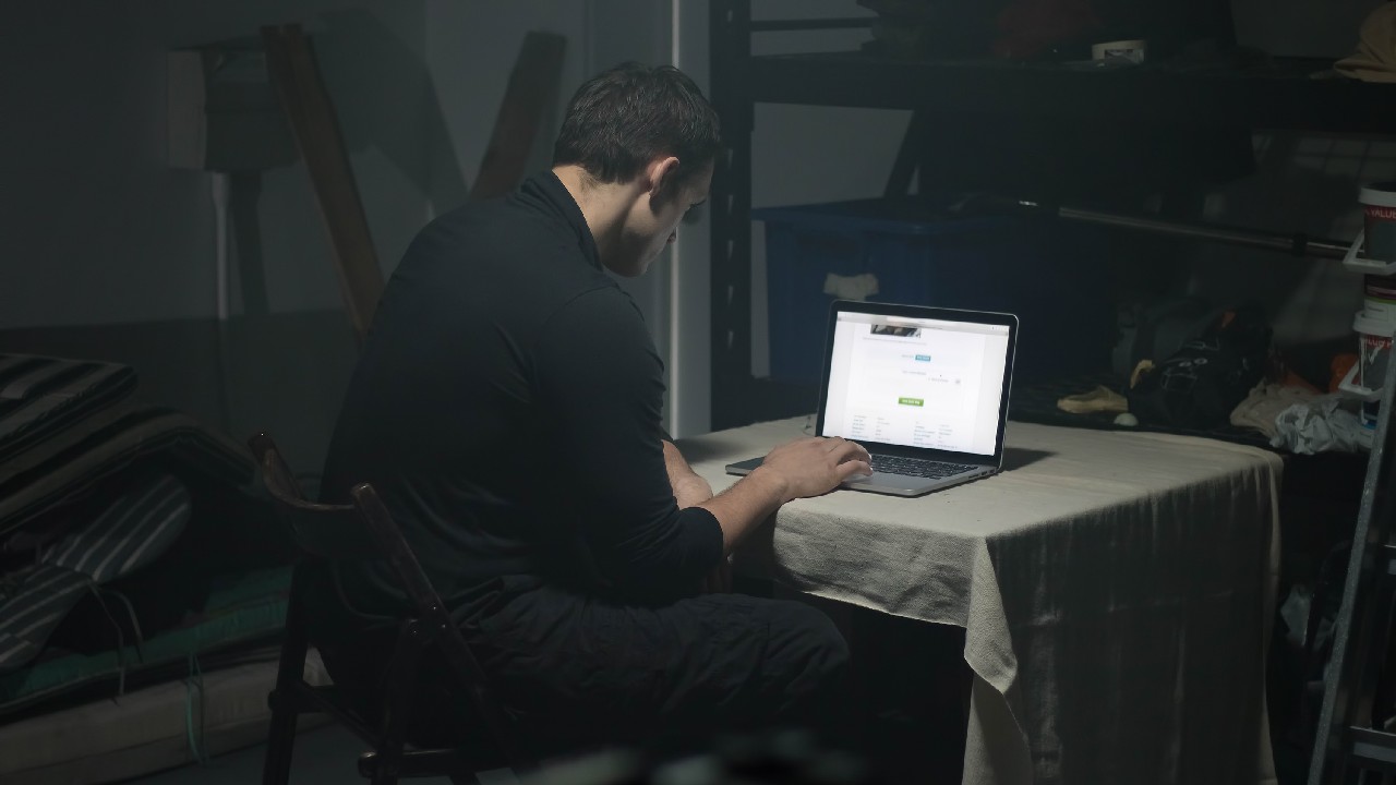 Are voie sau nu un angajator să verifice un candidat pe Facebook și Instagram? Ce spune Codul muncii despre această practică