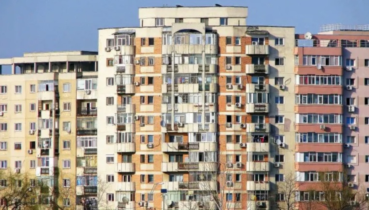 Viața la bloc în 2026. Penalități de 0,2 la sută pe zi pentru cei care nu respectă cea mai importantă regulă. Se poate ajunge la pierderea locuinței!
