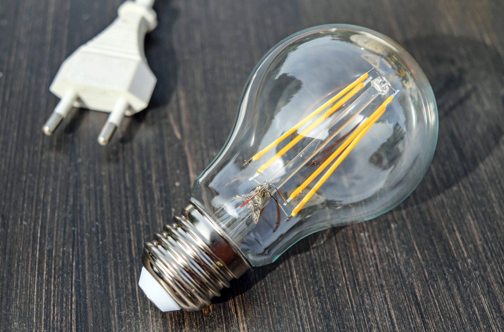 Cum fac bugetarii economie la energia electrică. În ministere se sting luminile și se opresc calculatoarele