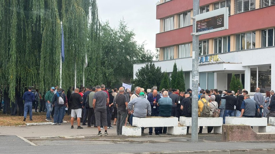 Grevă spontană la Carfil Brașov. Aproximativ 300 de angajați au oprit lucrul și s-au adunat în curtea fabricii nemulțumiți de întârzierea plății salariilor