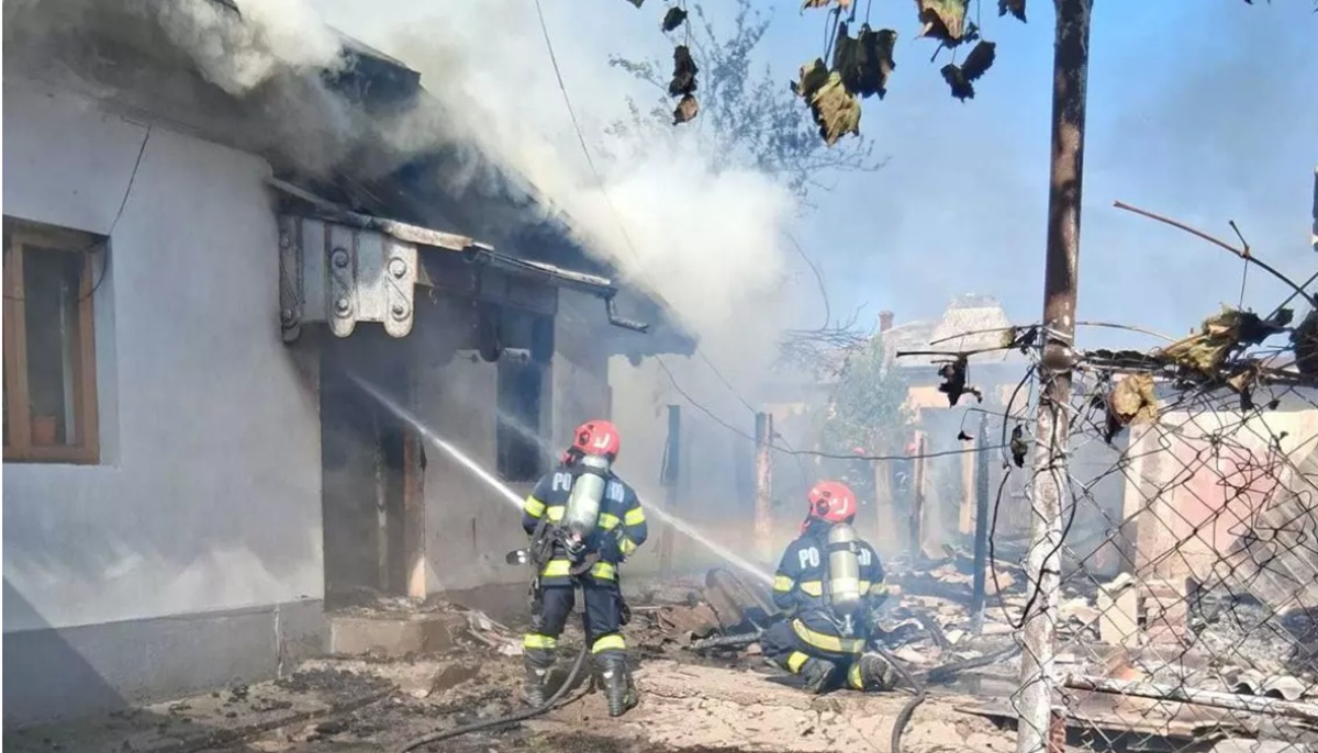Misiune contracronometu în Vâlcea, pentru un bărbat de 50 de ani care a vrut să-și pună capăt zilelor. A dat foc la casă și la anexe și s-a încuiat într-o magazie