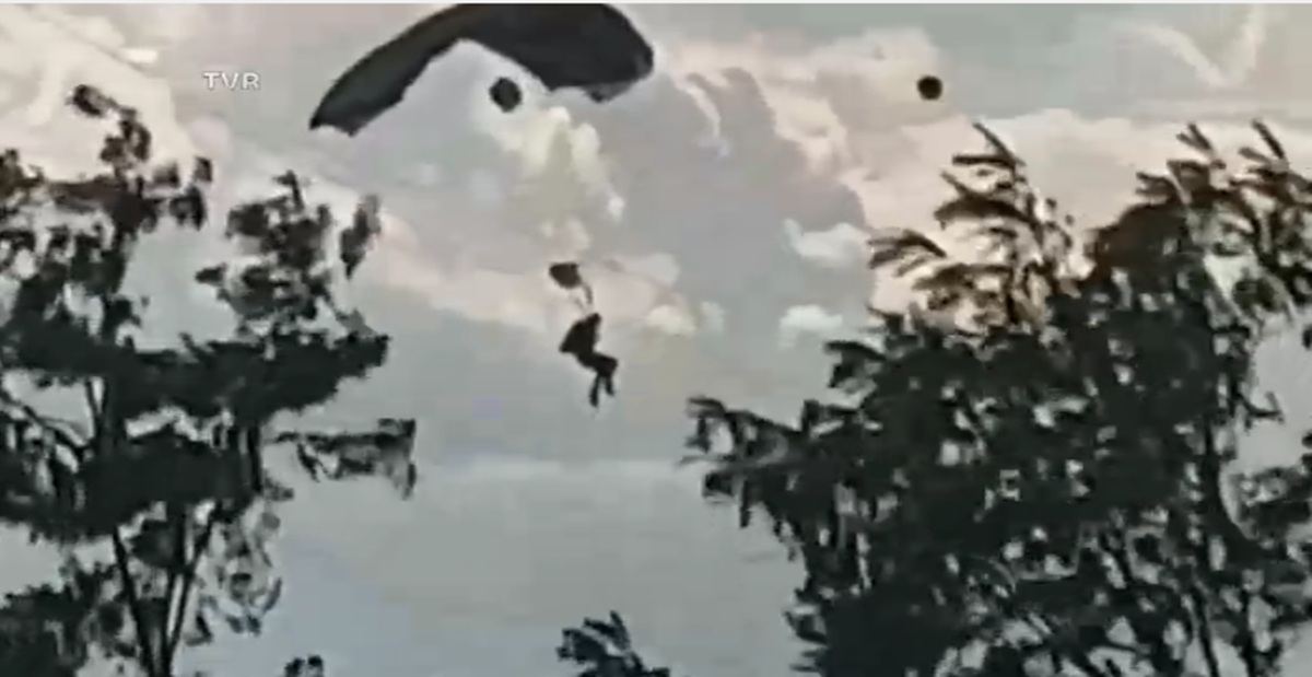 Militari răniți în timpul unui exercițiu de paraşutare la Târgu Mureș. Unul dintre ei a rămas agăţat în firele de înaltă tensiune VIDEO