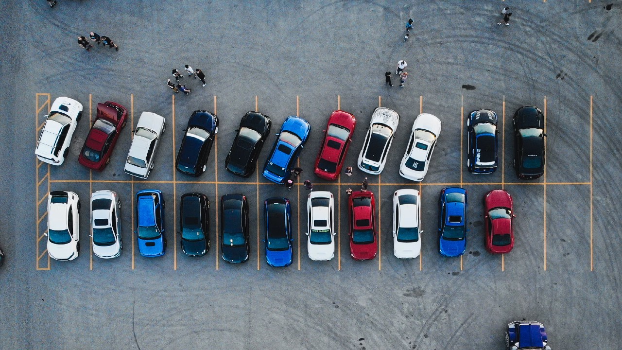 Țara în care nu-ți poți cumpăra mașină dacă nu dovedești că ai și unde să o parchezi