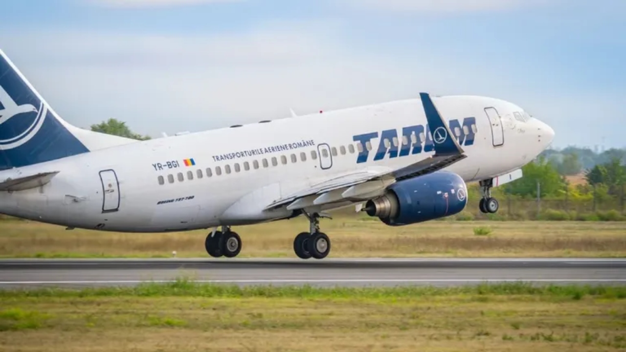 Scandal la TAROM. Sindicaliștii acuză Guvernul că face presiuni pentru preluarea curselor de către Wizz Air
