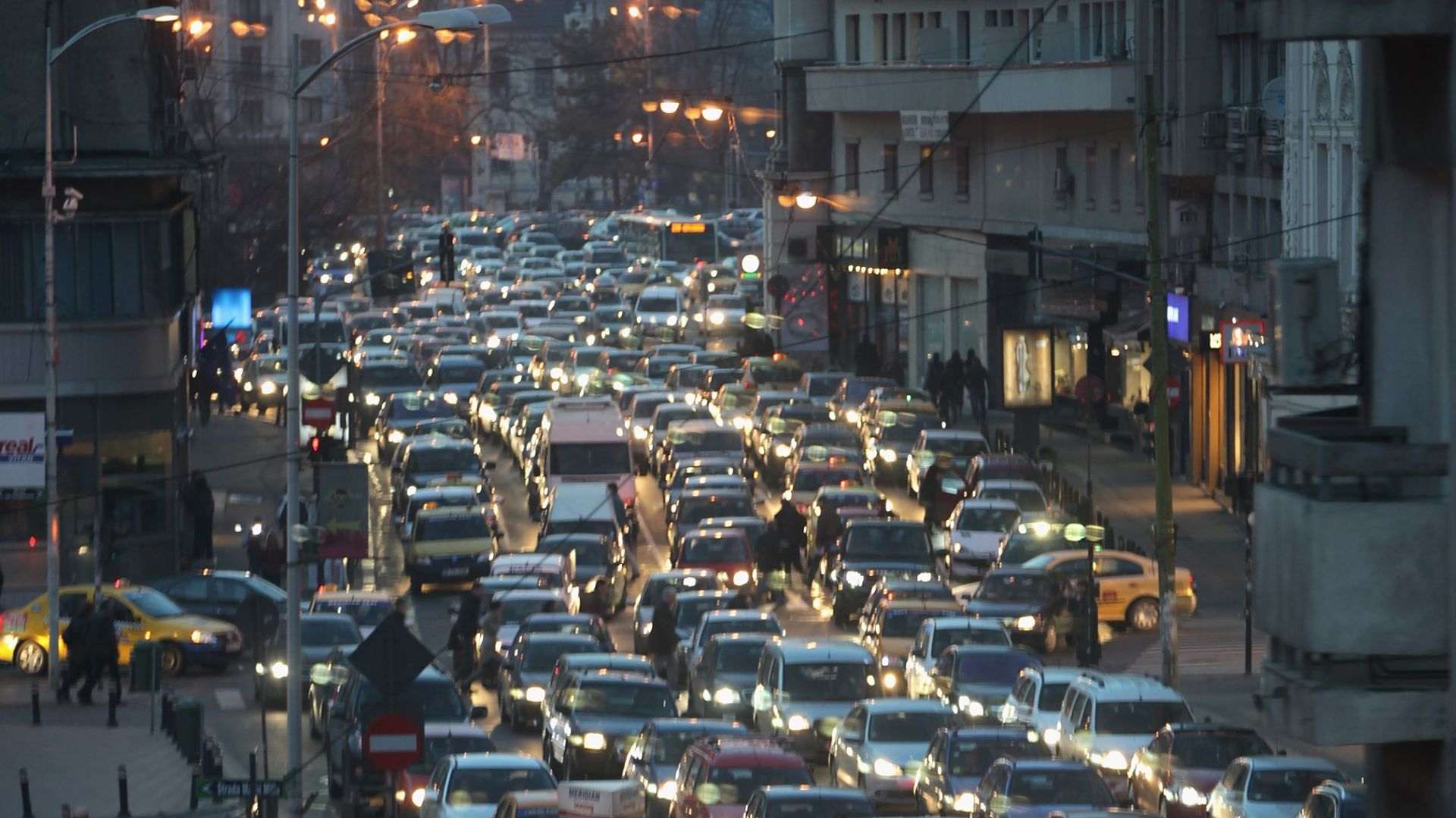 Oraşele României, sufocate de maşini vechi şi trafic paralizat. Bursa SAB 2026 caută soluţiile tehnologice care pot salva viitorul mobilității urbane
