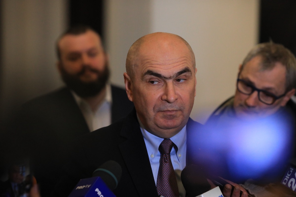 Prim-ministrul Ilie Bolojan desființează proiectul AUR referitor la amendarea oficialilor care nu sărută drapelul: „Credința și patriotismul se gestionează discret. Patriot nu este cel care face paradă”