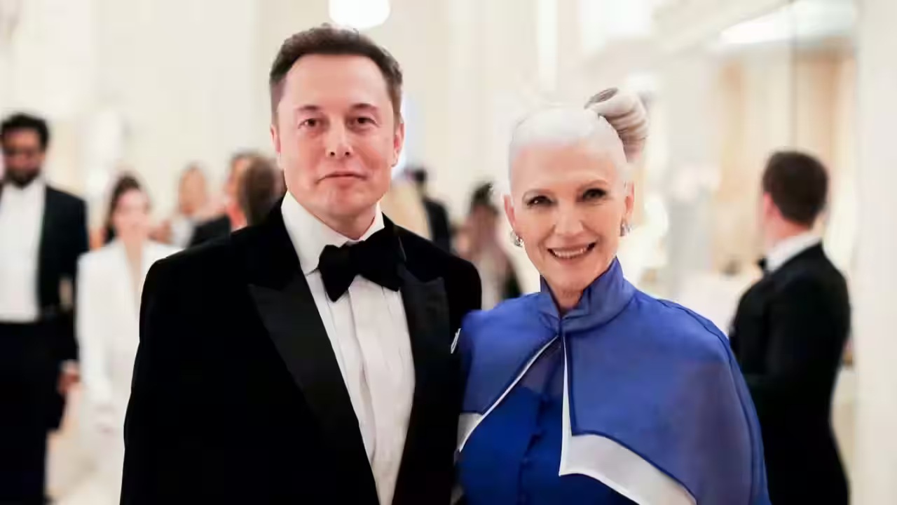 Mama lui Elon Musk, dezvăluiri neașteptate despre fiul ei: „În adolescenţă, Elon a fost hărţuit de colegii de şcoală. La un moment dat, a ajuns la spital”