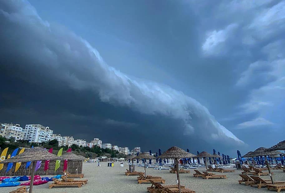 Cod galben de ploi torenţiale la Constanţa. ANM anunţă grindină pe Litoral