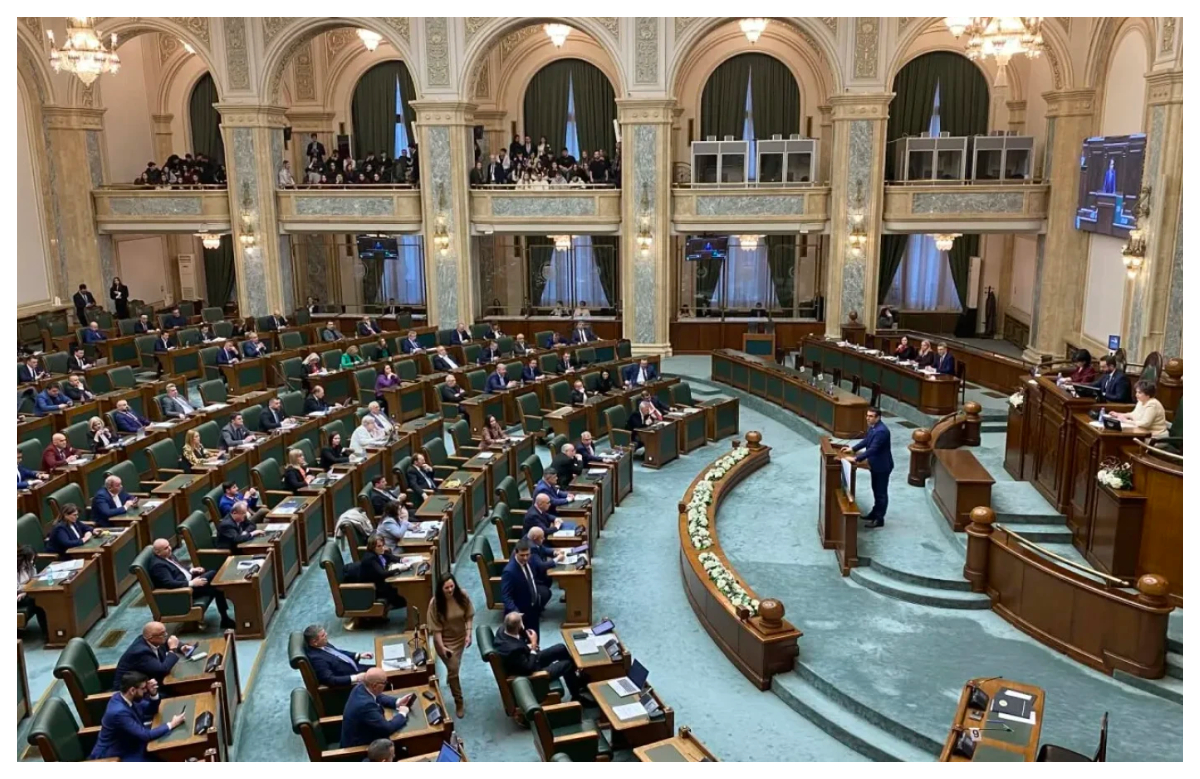 Reconfigurări de traseu în Parlament. Un senator ales pe listele POT trece la PNL. Un alt senator afiliat PSD intră în grupul Pace