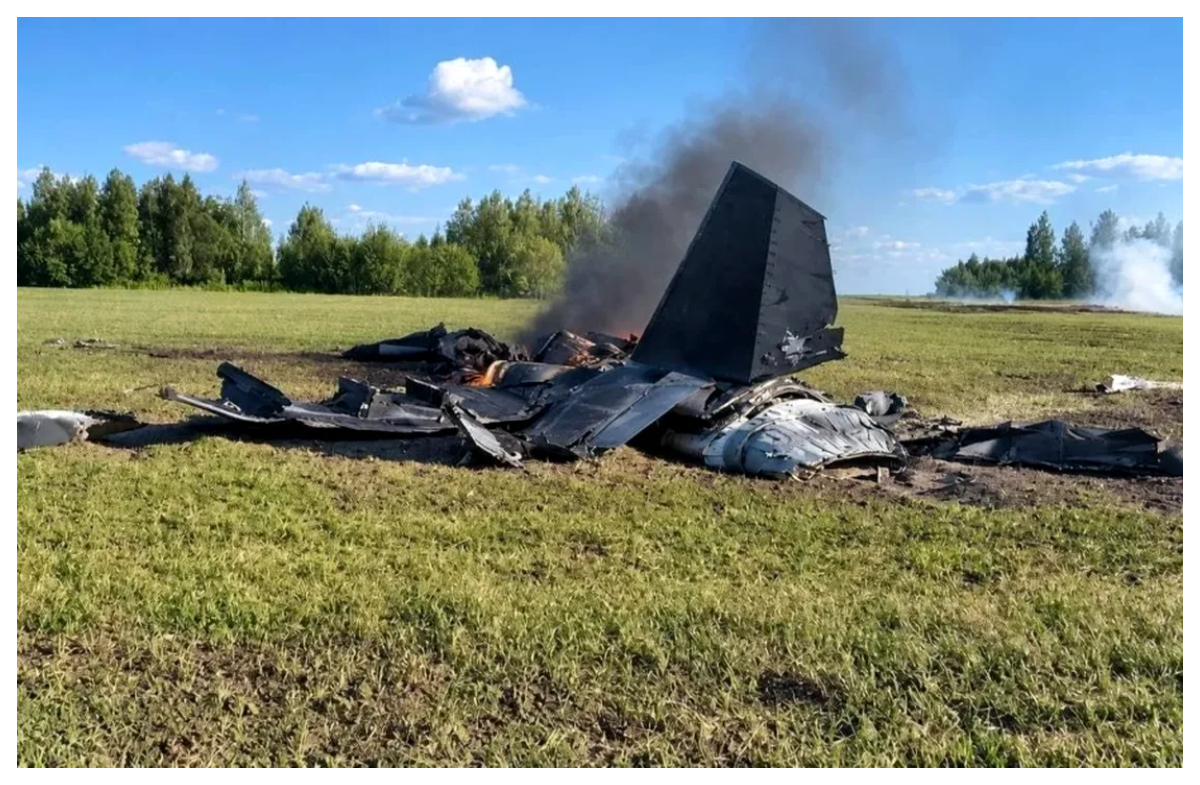 Două avioane rusești de vânătoare s-au ciocnit în zbor. Unul dintre piloți a murit, celălalt s-a catapultat