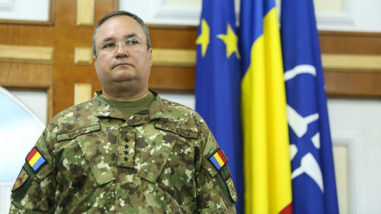 Fostul premier Nicolae Ciucă, în bibliografia unei materii opționale cu o carte pe care n-o găsești nici dacă dai cu tunul!