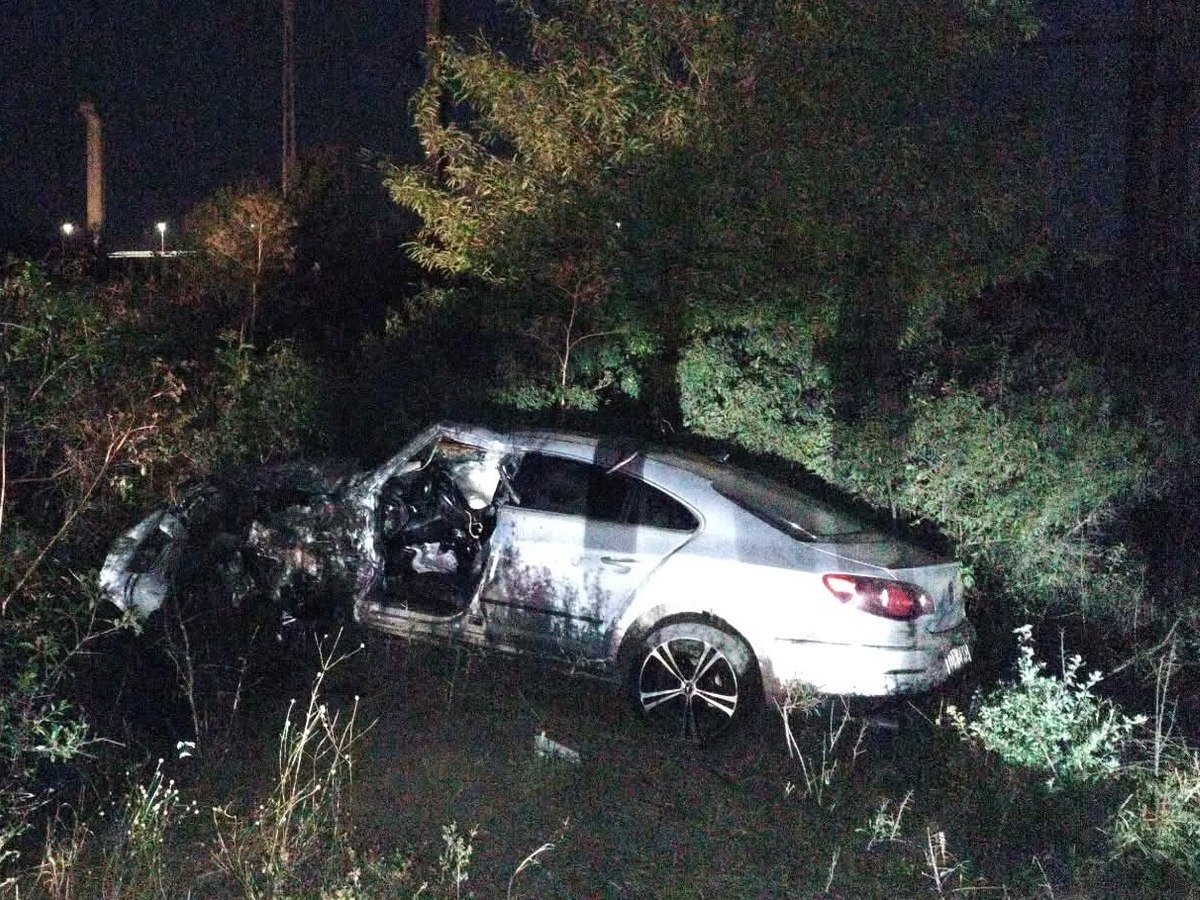 Adolescent mort după ce a intrat cu mașina într-un stâlp. Tânărul nu avea permis de conducere