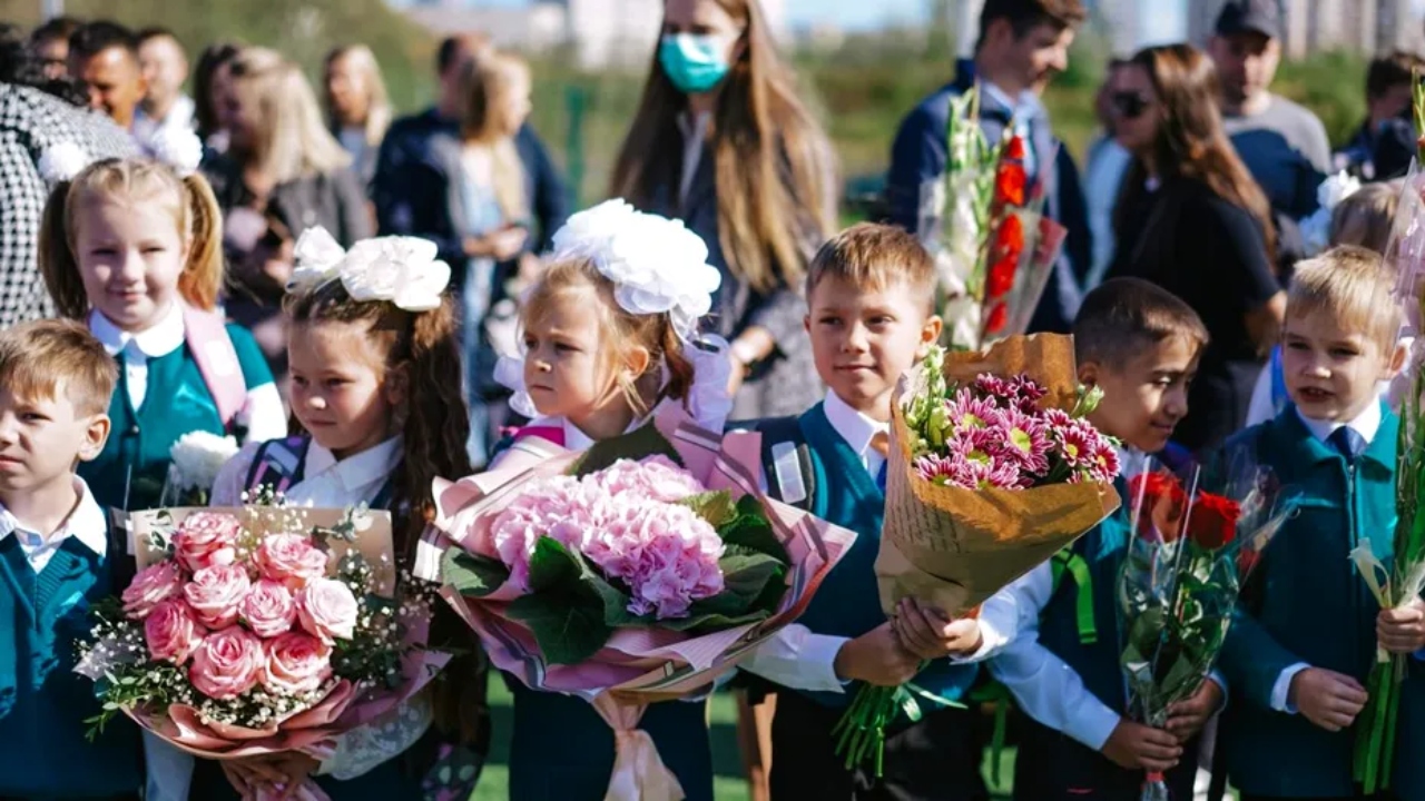 Ce preț are un buchet de flori pentru profesori în prima zi de școală. Ce aleg părinții și câți bani sunt dispuși să dea