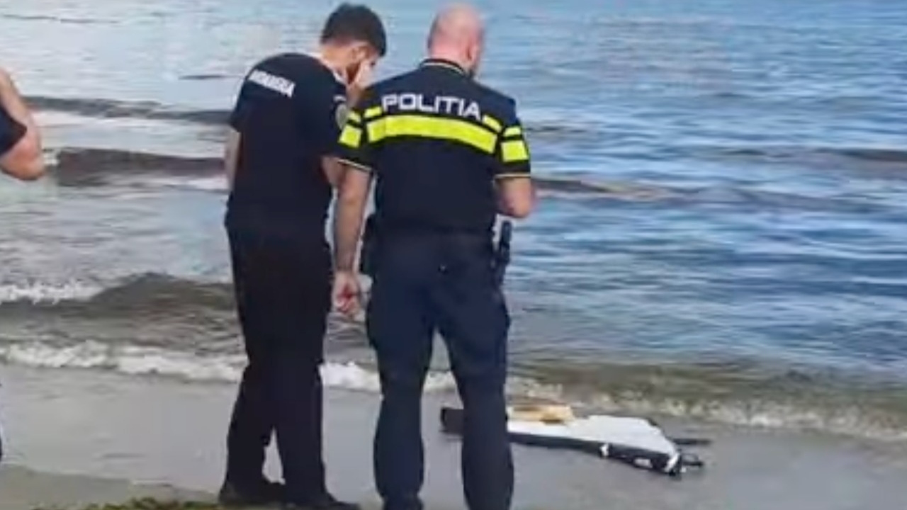 Fragment de dronă descoperit pe plaja Modern din Constanța. Nu ar avea încărcătură explozibilă VIDEO