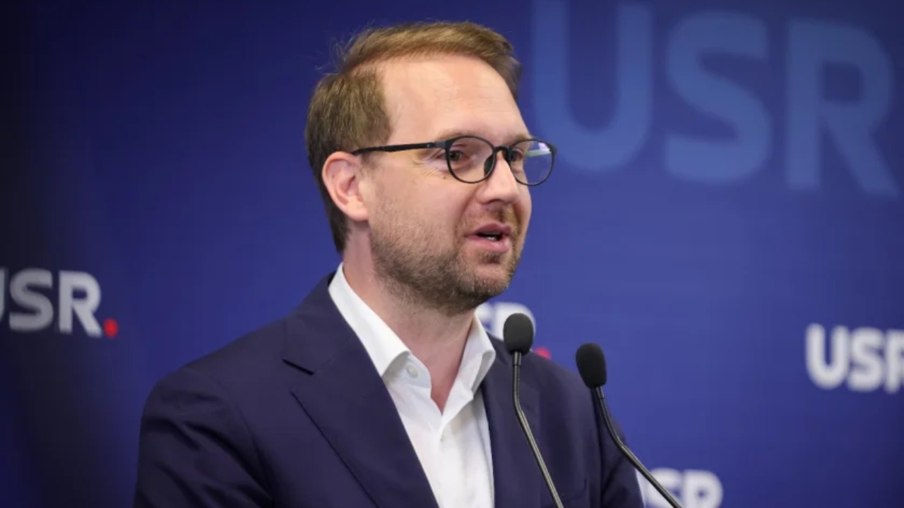 Dominic Fritz anunță că USR refuză varianta de premier independent Luca Niculescu „Un premier este dependent de partidele din Parlament care îl susțin. Vom susţine un premier asumat şi, din punctul nostru de vedere, acest premier trebuie să fie Siegfried Mureşan”