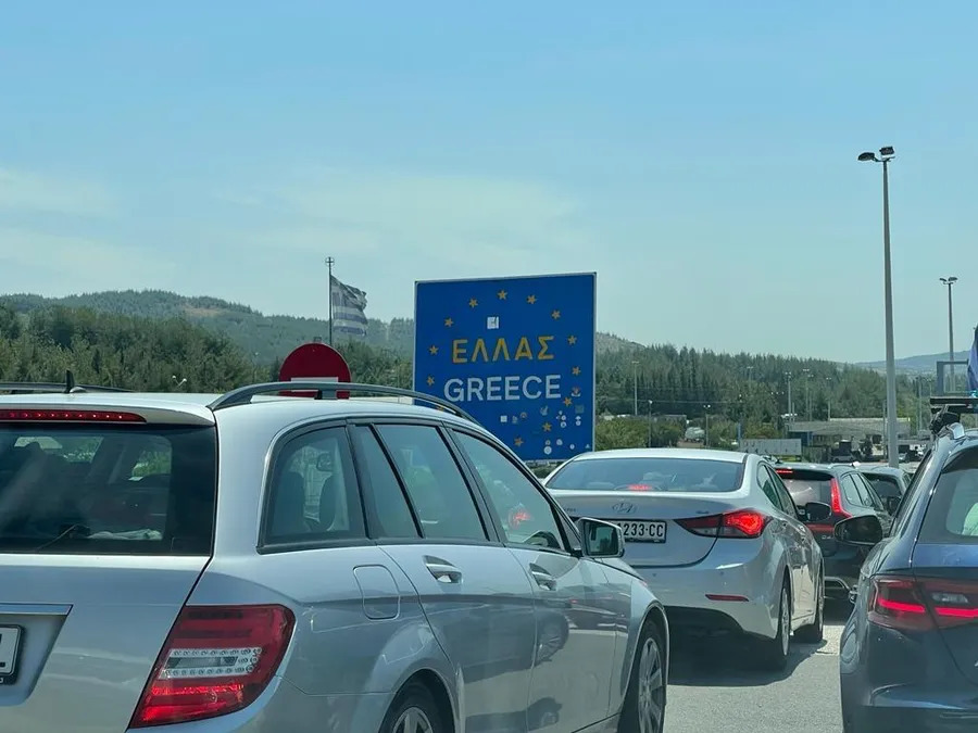 Control de coșmar la frontieră! Motivul pentru care un grup de români a fost amendat în drum spre Grecia: „Acolo nu te joci cu circulația”