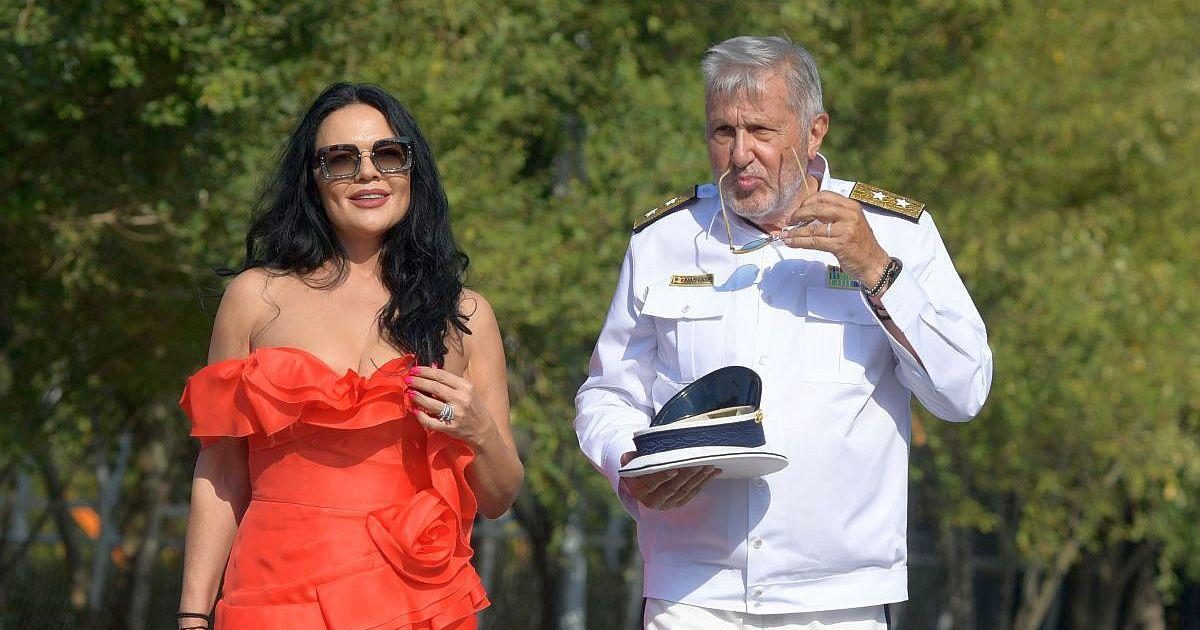 Ilie Năstase, căutat de poliţişti pentru a i se monta o braţară elecronică. Şi-ar fi ameninţat soţia, care a obţinut un ordin de protecţie