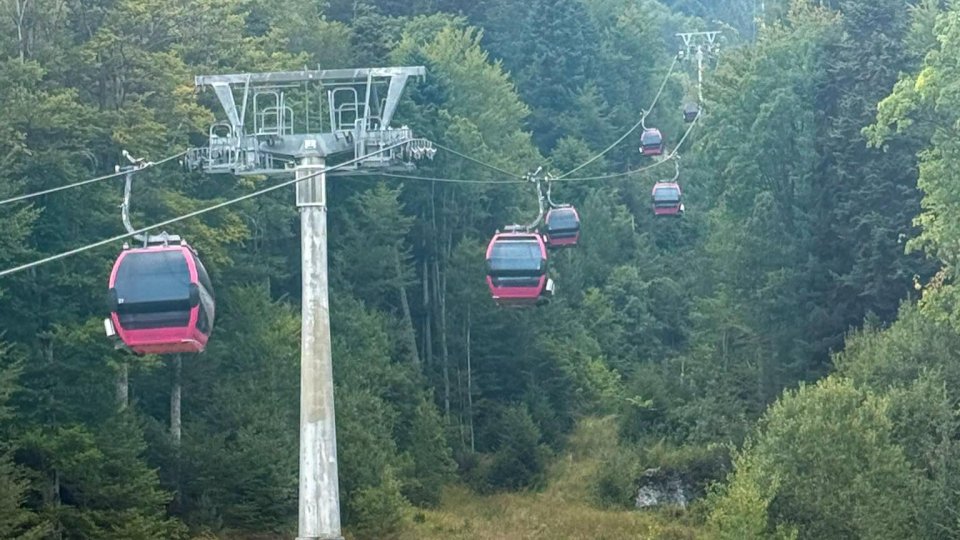 Gondola Sinaia, oprită din cauza construcției unui hotel al familiei lui Dan Radu Rușanu. Lucrările pentru hotelul liberalului ar fi provocat o alunecare de teren