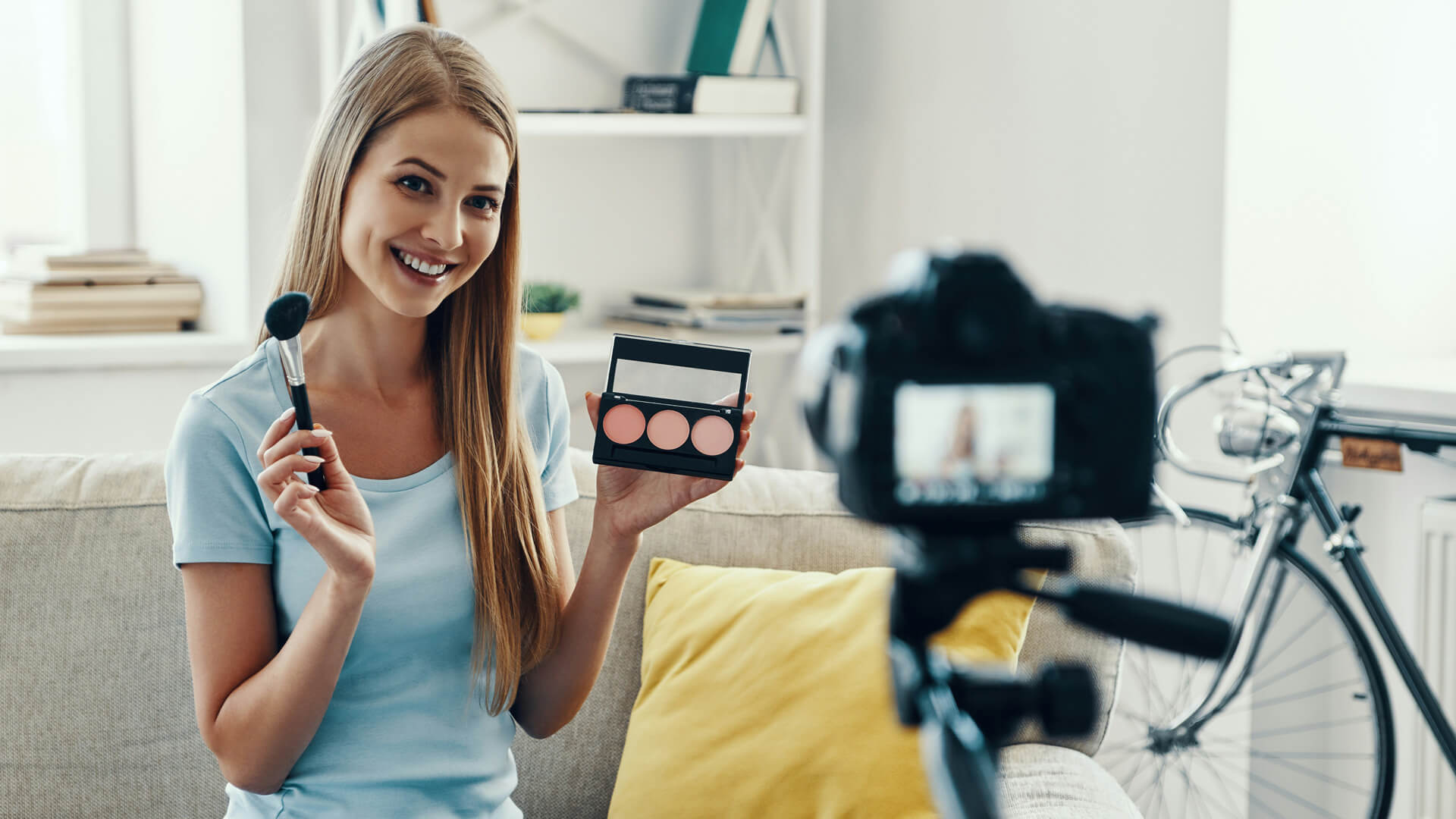 Cât costă să devii influencer sau astrolog cu diplomă. Cele mai căutate profesii alternative