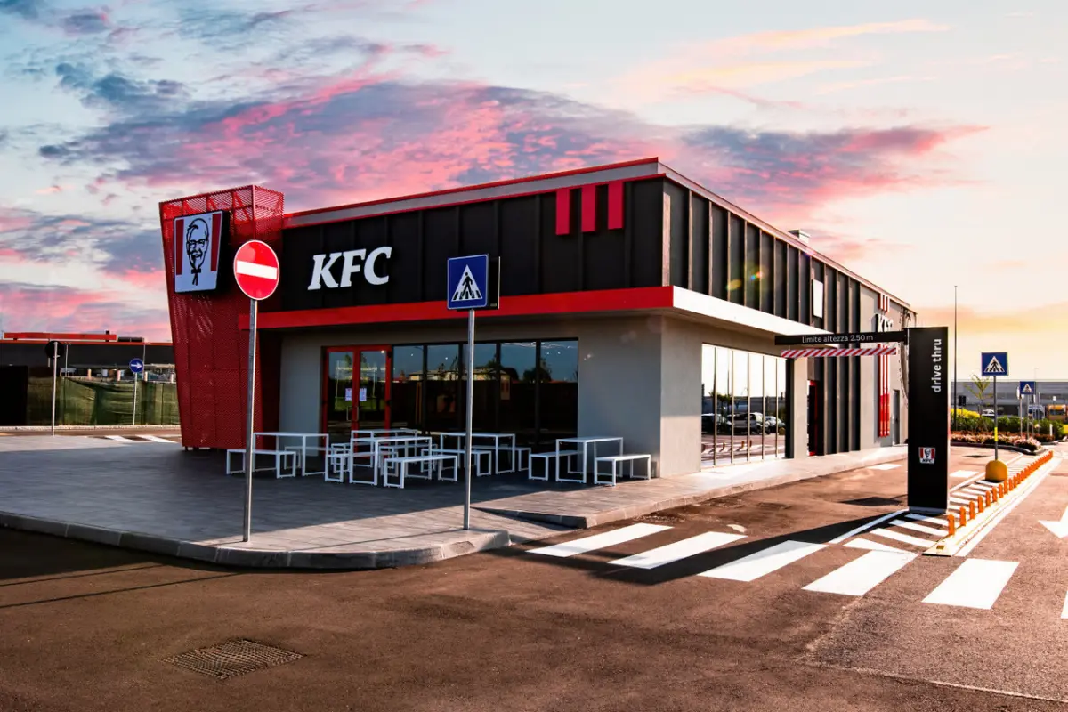 Campanie inedită KFC în Italia! Mâncare gratuită pe viață pentru fanii care își tatuează logo-ul brandului