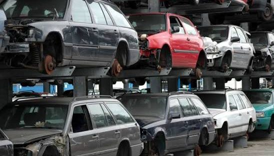Primăria din Alba Iulia vinde „la kilogram” un Porsche, un Mercedes și alte șapte mașini! Care este preţul minim pentru 1 kg