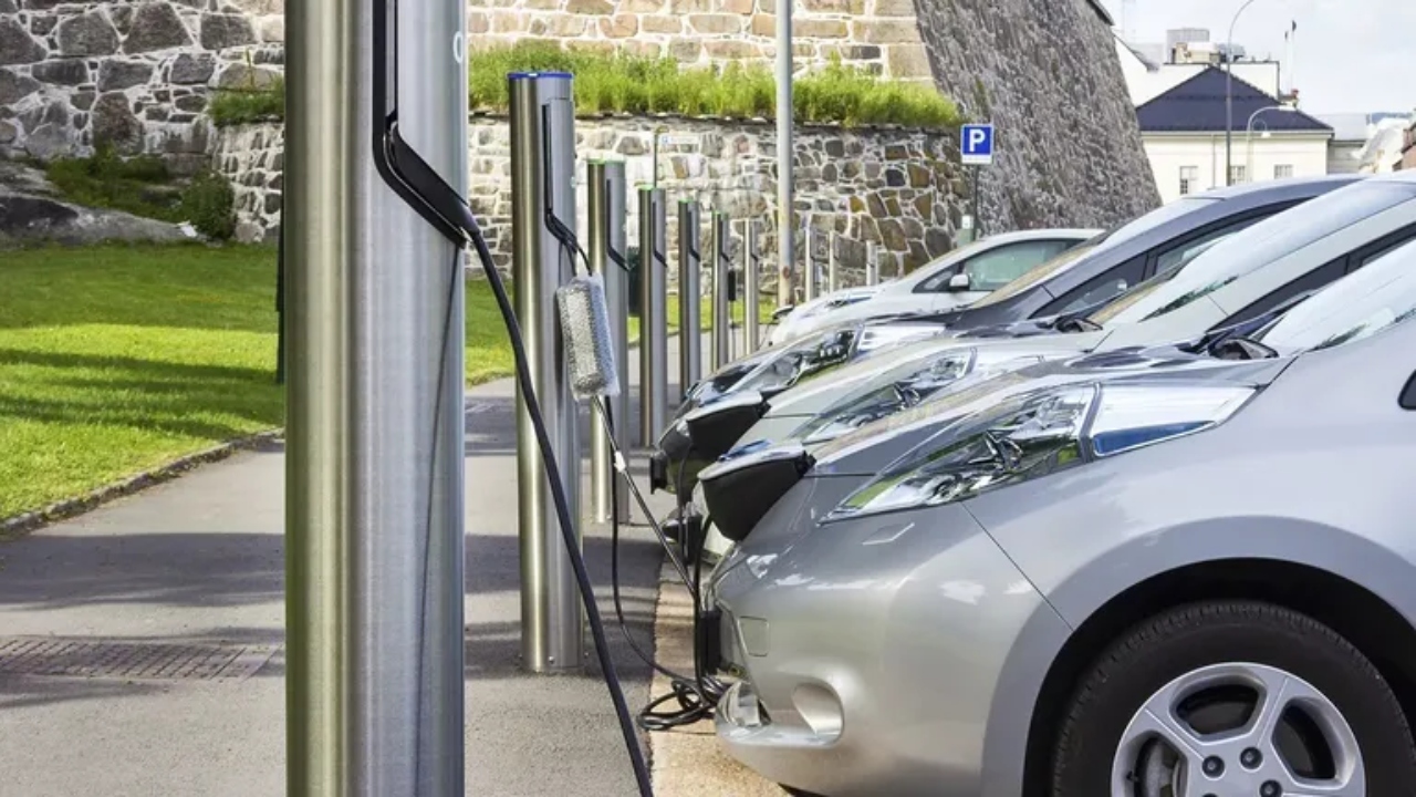 Șoferii care ocupă locurile pentru încărcarea mașinilor electrice ar putea fi sancționați cu peste 1.000 de lei. Noi modificări la Codul Rutier