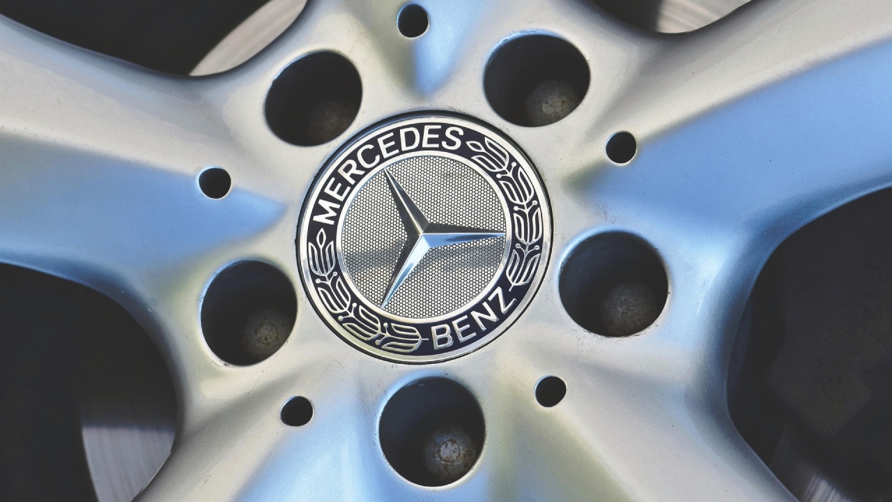 Mercedes-Benz dezvăluie că angajații săi din Germania câștigă de 5 ori mai bine decât cei din România. Compania solicită angajaților germani extinderea săptămânii de lucru de la 35 la 40 de ore, fără creșterea salariilor