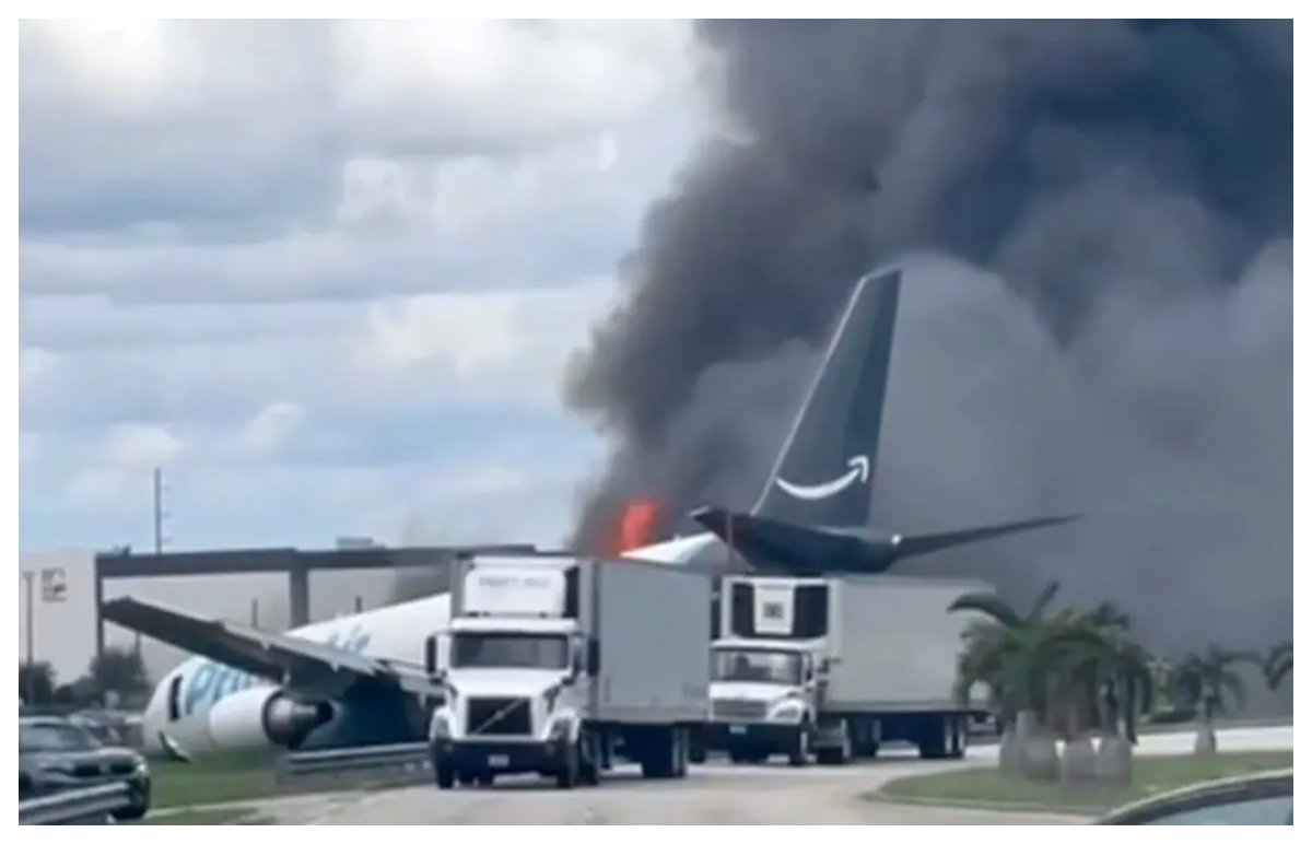 Avion prăbuşit, imagini şocante cu epava acoperită de un fum dens VIDEO
