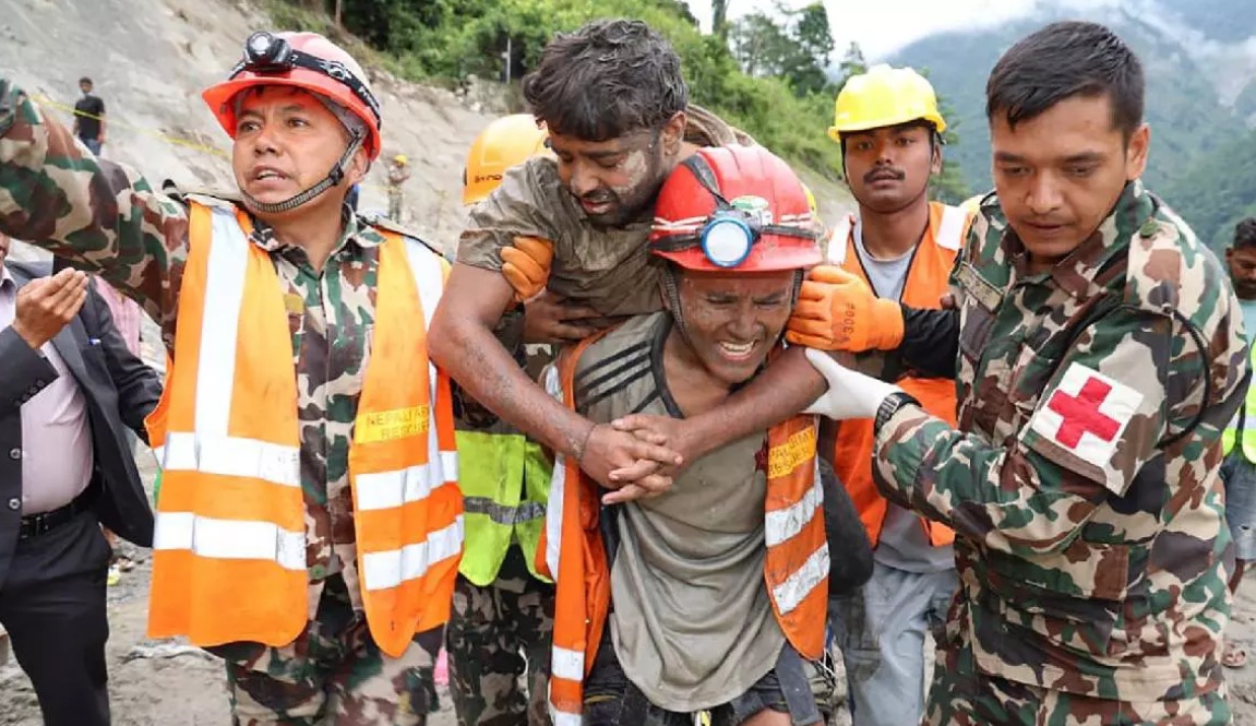 Miracol în urma inundațiilor apocaliptice din Nepal. Muncitori salvați după nouă zile sub pământ