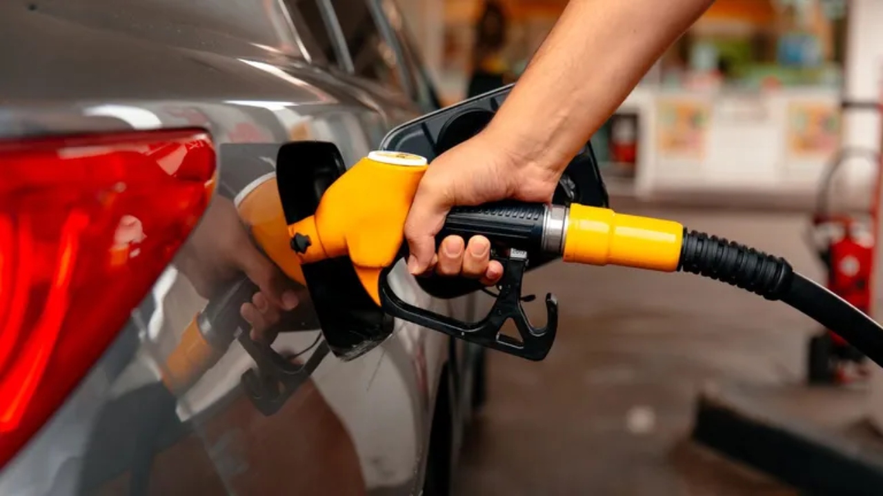 Ministerul Finanțelor menține reducerea de 25% a accizei la motorină. Măsura se aplică până la 30 septembrie