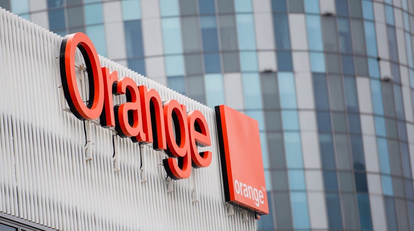 Orange crește gratuit viteza internetului pentru anumiţi clienți. Cine va beneficia de noua ofertă