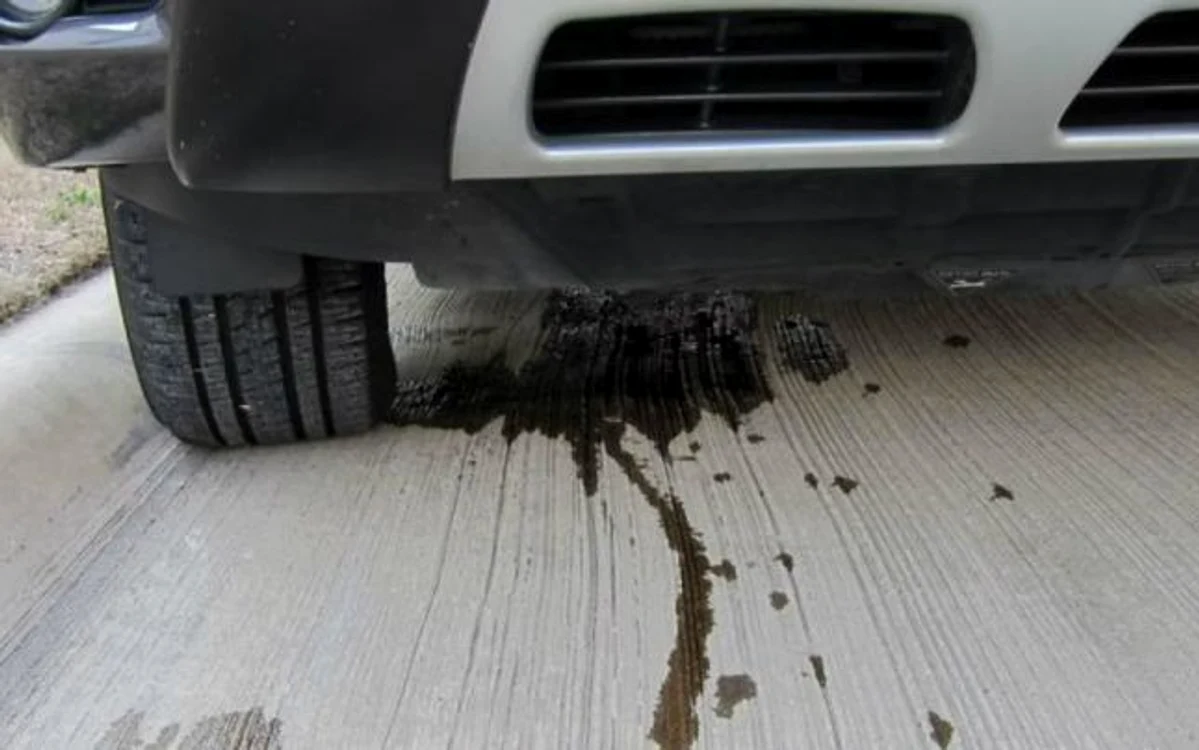 Ce este pata de lichid pe care o vezi sub mașină după ce oprești motorul. Culoarea și mirosul îți pot spune dacă este o problemă gravă
