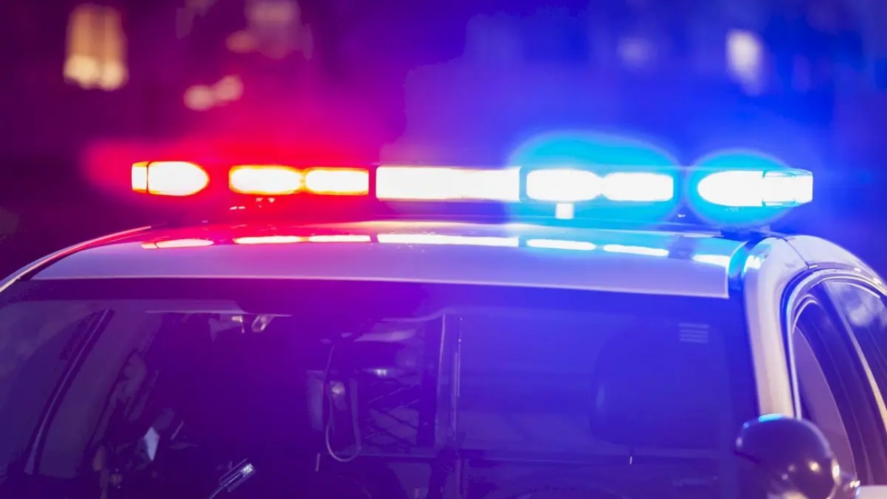 Intervenție cu mascații după o petrecere în Sectorul 3. Polițiștii au fost atacați cu pietre, sticle și pahare, iar 13 persoane au fost conduse la secție