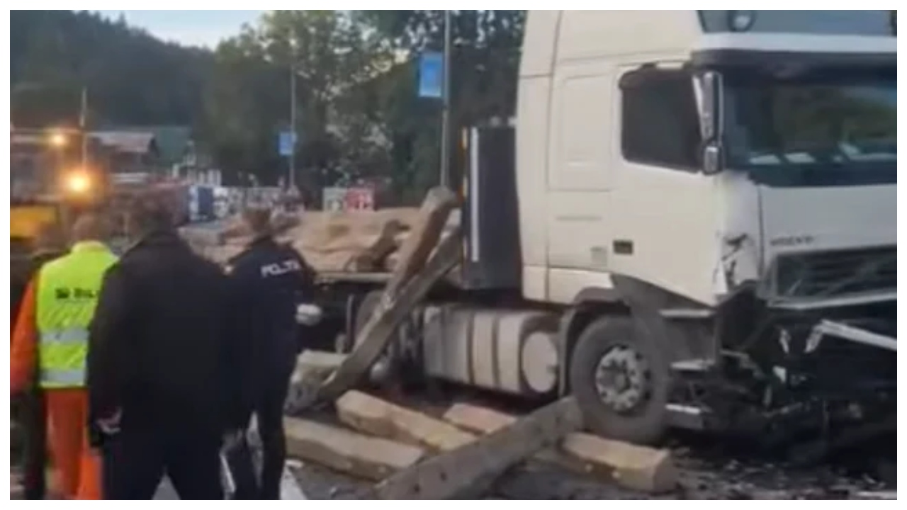 Accident grav în Predeal. DN1, blocat în zona stațiunii Predeal după ce încărcătura unui camion a ajuns pe carosabil