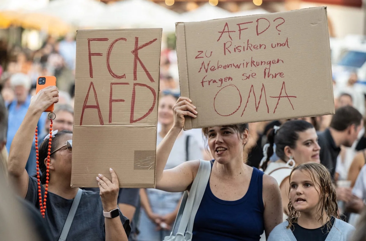 Mitinguri anti-AfD în marile orașe ale Germaniei, după victoria extremiștilor de dreapta la alegerile regionale din Saxonia-Anhalt. ”Apărați democrația! Interziceți AfD acum!”