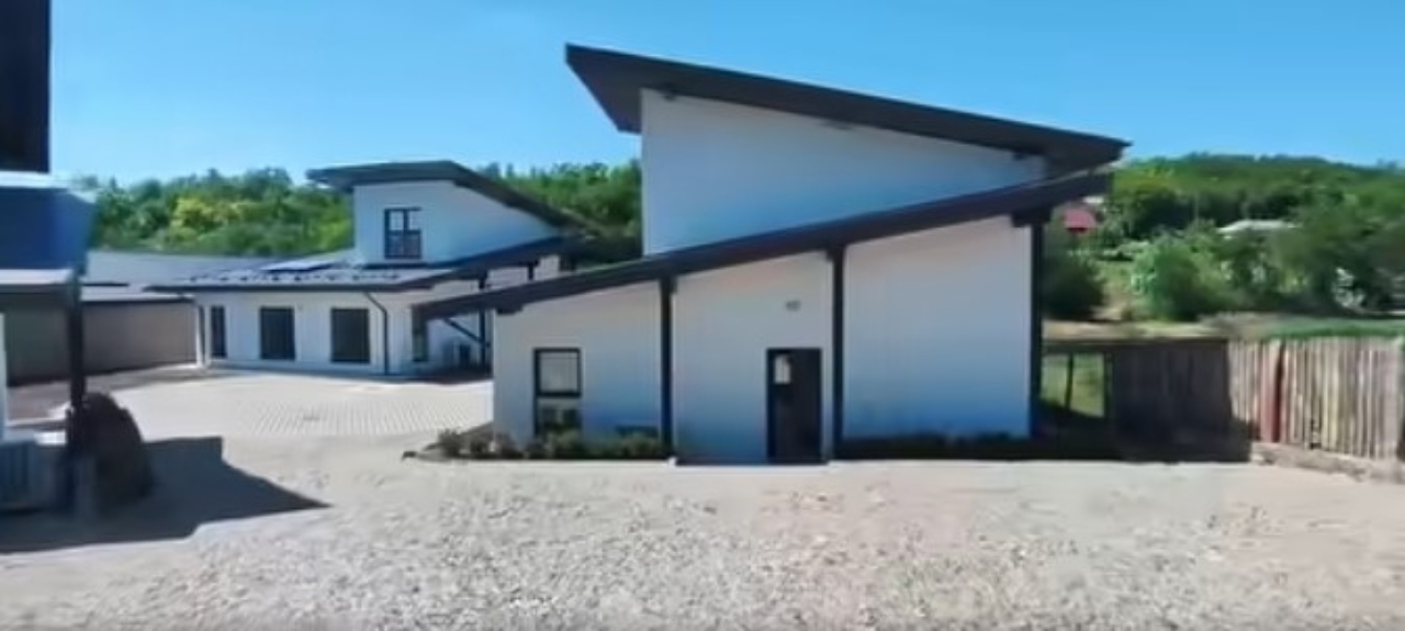VIDEO Ofertă atractivă din partea unei comune. Casă super-modernă gratis pentru profesorii care merg să lucreze acolo!